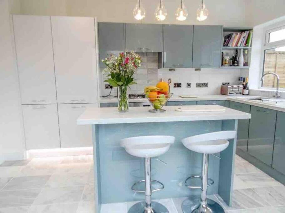 Spacious 4 Bed Rooms, Parking, Garden And Near Parks, Beaches And University Μπόρνμουθ Εξωτερικό φωτογραφία