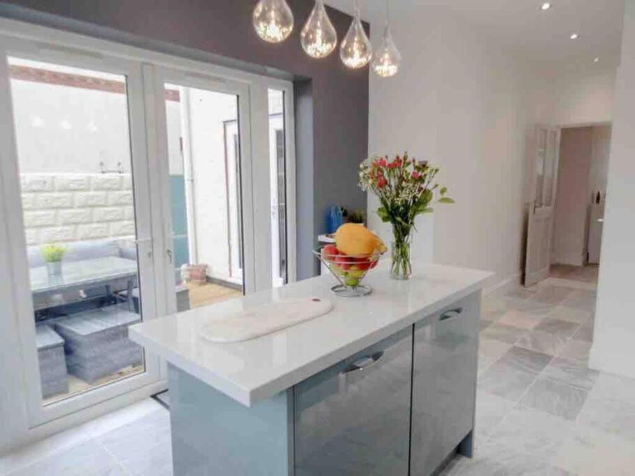 Spacious 4 Bed Rooms, Parking, Garden And Near Parks, Beaches And University Μπόρνμουθ Εξωτερικό φωτογραφία