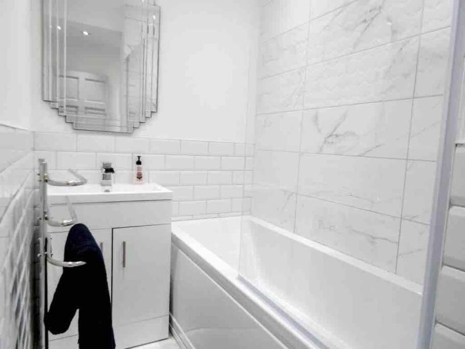 Spacious 4 Bed Rooms, Parking, Garden And Near Parks, Beaches And University Μπόρνμουθ Εξωτερικό φωτογραφία