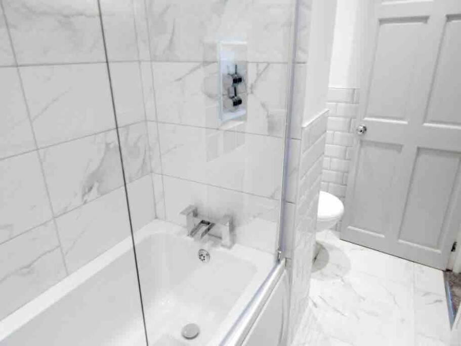 Spacious 4 Bed Rooms, Parking, Garden And Near Parks, Beaches And University Μπόρνμουθ Εξωτερικό φωτογραφία