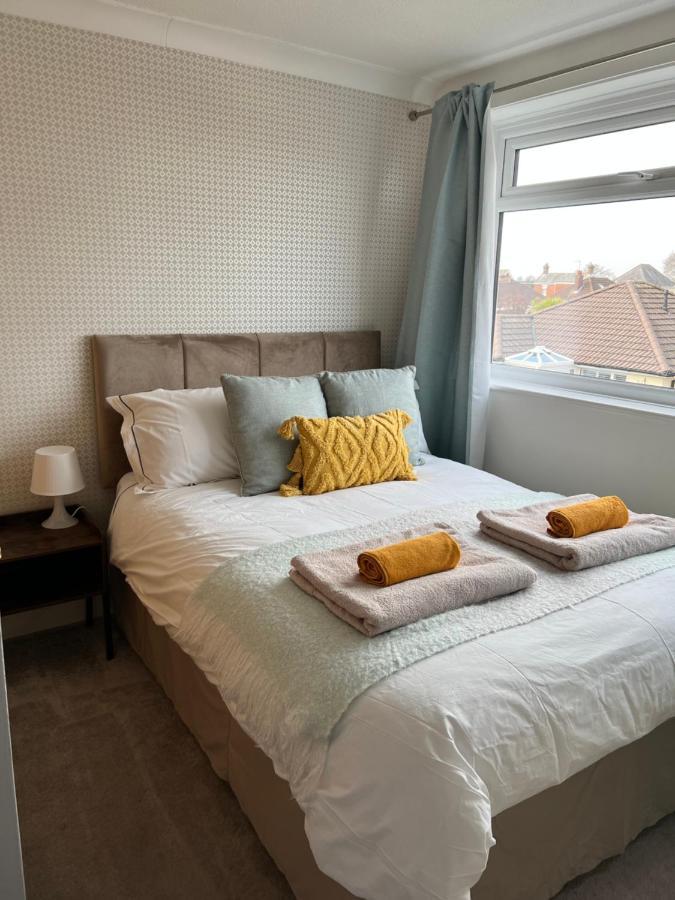 Spacious 4 Bed Rooms, Parking, Garden And Near Parks, Beaches And University Μπόρνμουθ Εξωτερικό φωτογραφία